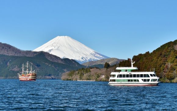 芦ノ湖畔から見える富士山